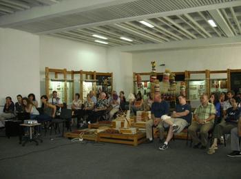Американци слушат студентски презентации на творчески проекти в смолянския музей