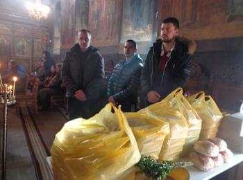 Младежи от кв. Райково дариха курбан за здраве в храм „Св. вмчца Неделя”