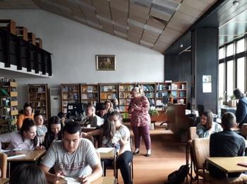 Ученици от ПГИ "Карл Маркс" проведоха час по английски език в библиотеката
