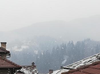 Снимка на деня: Сняг се сипе на парцали в Смолян