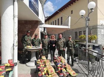 Военнослужещите в 101 Алпийски полк дариха хранителни продукти на 35 семейства в неравностойно положение 