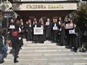 Адвокати от Смолян излязоха на протест срещу задължение да докладват клиентите си на ДАНС