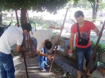   Младежкото обединение на БСП и общинският съветник Радой Краев ремонтираха пейки в центъра на Смолян