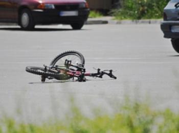 6-годишна велосипедстка се блъсна в паркиран автомобил 