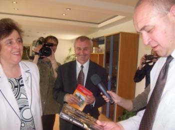 Областният управител получи грамота за подкрепата си към българските общини