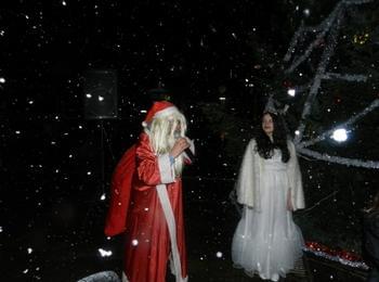 Дядо Коледа пристигна в Мадан. Освен подаръци донесе и първия сняг