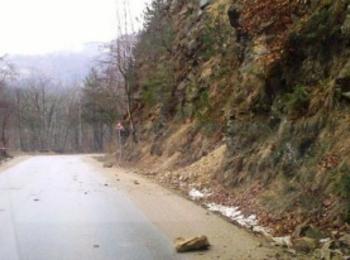   Опасност от падащи камъни в Смолянско заради снеготопенето