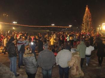 С пищни илюминации, наздравици и хора стотици смолянчани посрещнаха Новата 2013 г.