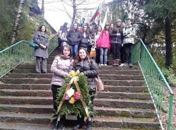 Ученици от ГПЧЕ "Иван Вазов" поднесоха венци за Деня на народните будители