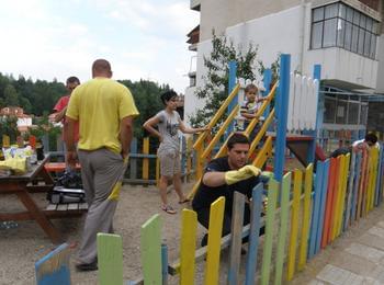 Младежкото ГЕРБ освежиха детска площадка в областния град