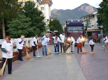 "НОВОТО ВРЕМЕ” измиха главната улица на Смолян, започват на чисто