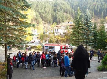 Огнеборци направиха демонстрации и евакуираха ученици в НУФИ "Широка лъка"