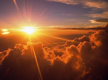 Слънце на Изток, облаци над Западна България днес