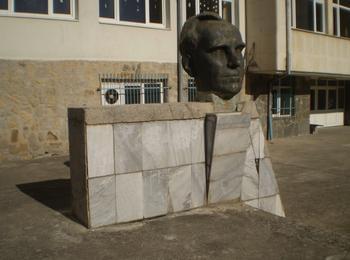  Обновяват паметника на Асен Златаров в двора на Второ ОУ в кв. Райково
