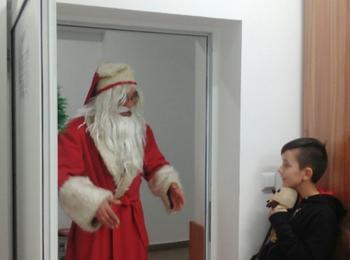 Дядо Коледа изненада най-малките пациенти в смолянската болница