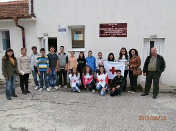 Ученици от с.Касък дариха пари на деца с увреждания в Доспат