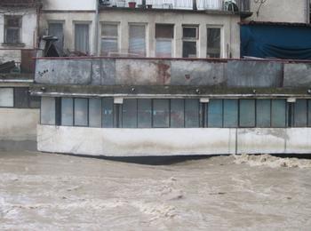 Община Смолян обяви бедствено положение, река Черна излезе от коритото в Устово