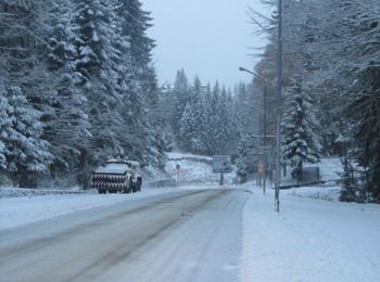  Обилен снеговалеж затвори прохода "Превала" за товарни автомобили с ремаркета и полуремаркета