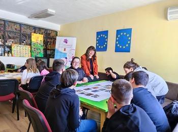  По повод предстоящия Международен ден на земята, представители на Община Смолян демонстрираха играта "Климатична Фреска"