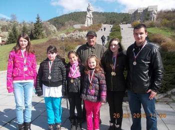 Четири златни и три сребърни лири за децата на Младен Койнаров   