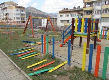 Вандалска проява на детска площадка в ж. к. Петровица