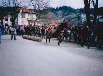 Конкурс за народна носия организират в Момчиловци на Тодоровден