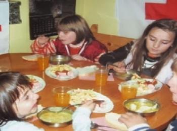 БЧК-Смолян осигурява безплатен обяд на 70 деца в социален риск