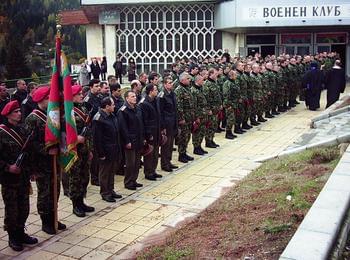 Освещават бойните знамена на 101 алпийски батальон 
