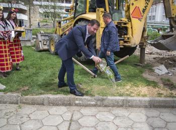 Направиха първа копка на мащабния ремонт на централната градска част в Мадан 