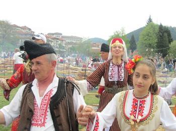 Търсенето на носии и реплики на хайдушки оръжия двойно се е увеличило според управителя на Етнографския комплекс в Златоград