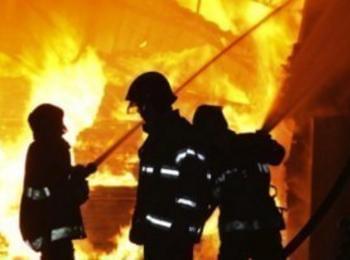 Три гаража, автомобил и климатик изгоряха при пожар в Мадан