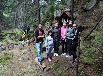 Направиха библиотека в гората  в доспаткото село Късак 