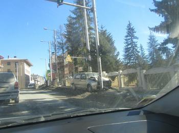 Снимка на деня: Лек автомобил "Голф" се заби в стълб на стария център в Смолян /Снимки/
