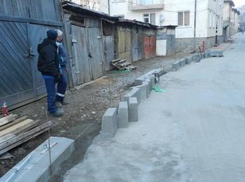 Работата по обновяването на улици в Мадан продължава