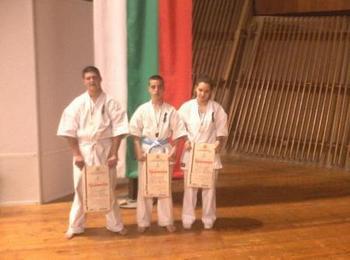 Ученици от Златоград се върнаха с медали по карате