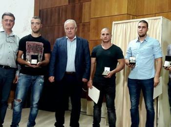 Награда „Достойните граждани на община Смолян“ получиха шестимата младежи, спасили жена от удавяне