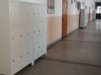 Децата от първи до седми клас в Борино вече имат нови шкафчета в училище