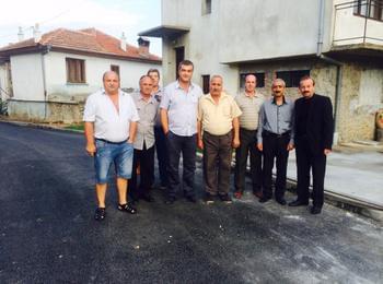  Вторият в листата на „БСП – лява България“ Емил Хумчев откри обновена улица, финансирана от кабинета „Орешарски“