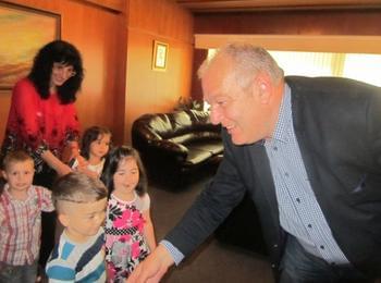 Благодарност за 1 юни: 20-метрова картичка подариха децата на Смолян на кмета Мелемов