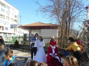 Дядо Коледа зарадва децата в Райково