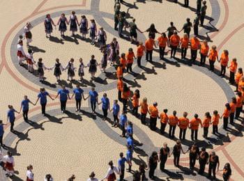 За поредна година „Веселие в Чепеларе” – празник на хората", върху олимпийските кръгове на площада 