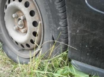 Четири гуми на лека кола срязаха в Чепеларе