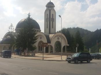 Измиха и почистиха района около катедралния храм „Св. Висарион Смоленски“ за предстоящия празник