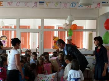 Емил Хумчев дари играчки и консумативи на детската градина в Старцево