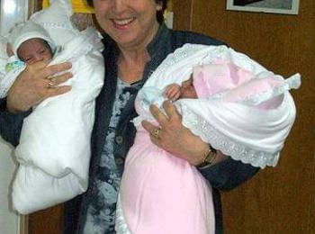 Депутат дари ново легло на близначета в Смолян