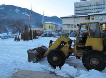 Паркирани коли са причина за непочистени от снега улици на Нов център