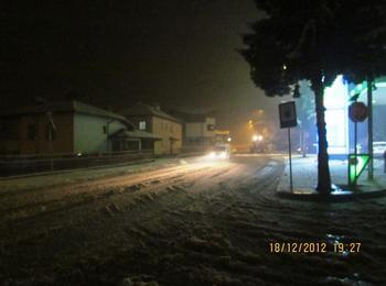 Затворени пътища от паднали дървета и десетки села без ток в Смолянско заради снеговалежа