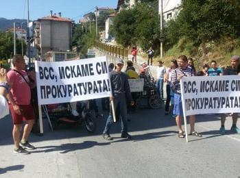 Жители на Чепеларе протестираха в София срещу закриването на районната прокуратура в града