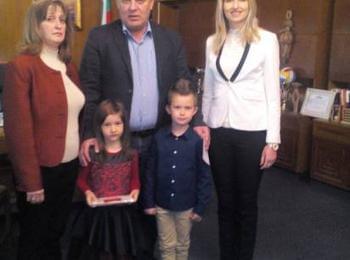 Малчугани от ДГ „Славейче” лично поканиха Мелемов на тържеството по случай 70-ия рожден на детското заведение  