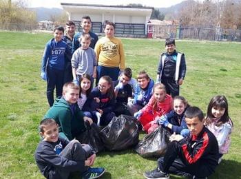 Ученици се включиха в пролетното почистване на град Доспат